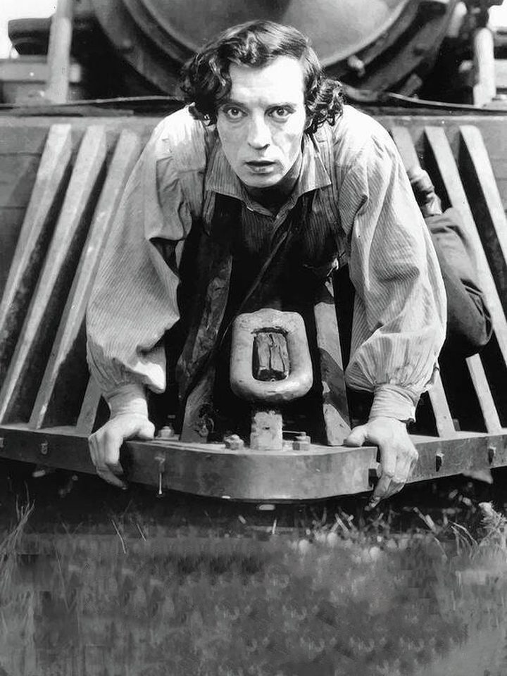Buster Keaton op de koeienvanger van een locomotief in The General